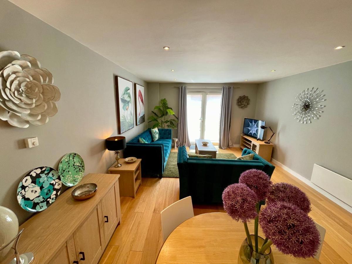 Stunning 2-Bed Town Centre Apartment - Hosted By Hutch Lifestyle 利明顿 外观 照片