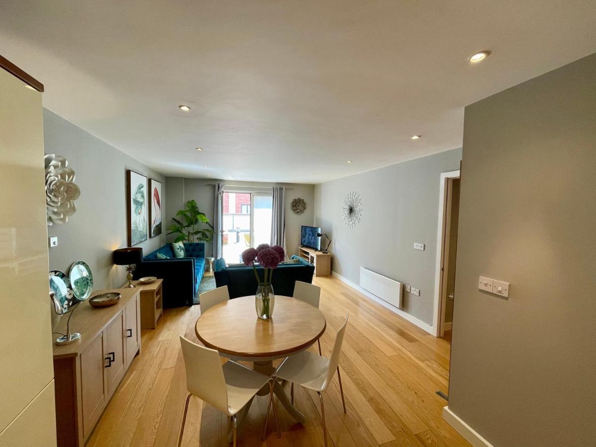 Stunning 2-Bed Town Centre Apartment - Hosted By Hutch Lifestyle 利明顿 外观 照片