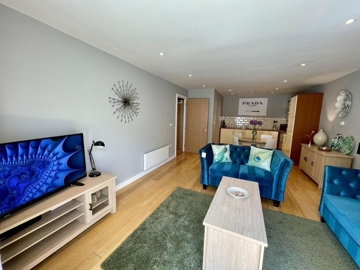 Stunning 2-Bed Town Centre Apartment - Hosted By Hutch Lifestyle 利明顿 外观 照片
