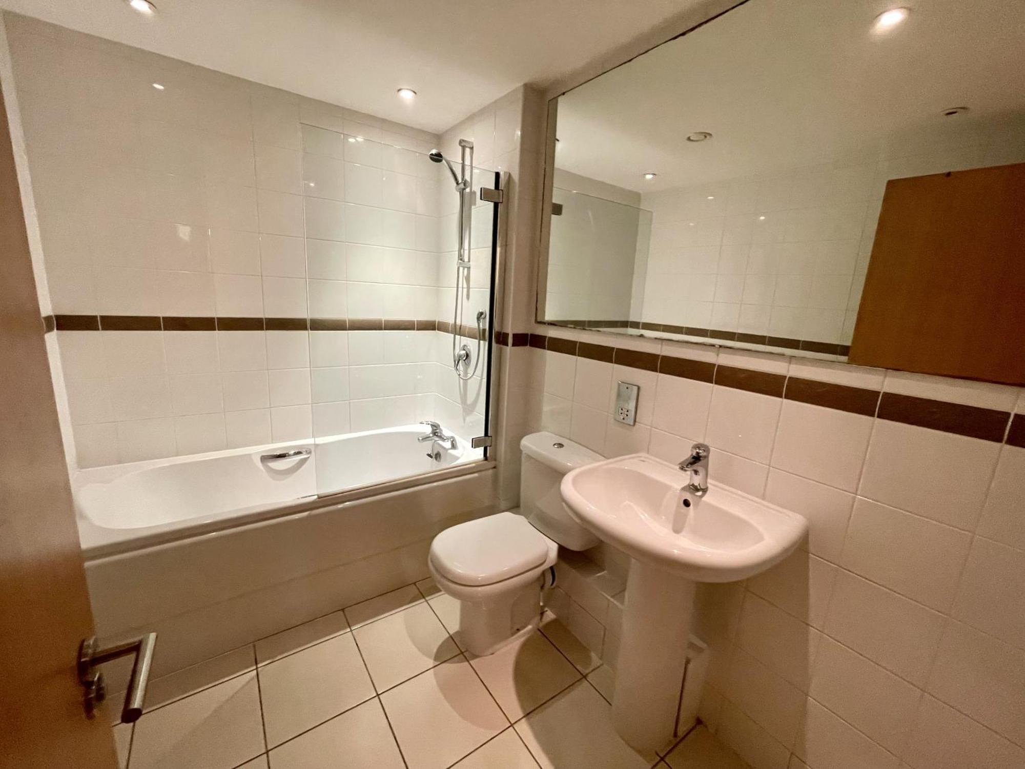 Stunning 2-Bed Town Centre Apartment - Hosted By Hutch Lifestyle 利明顿 外观 照片
