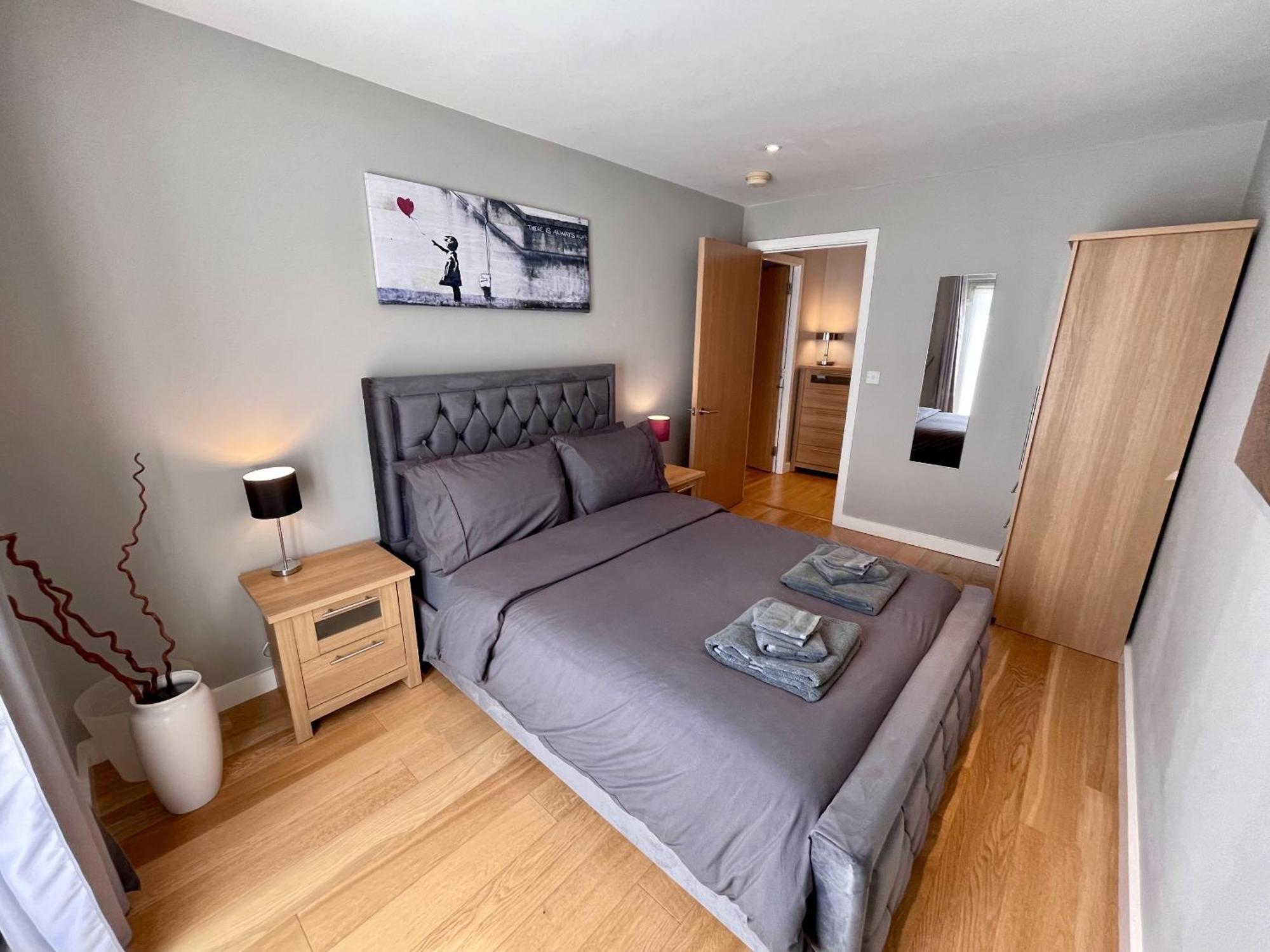 Stunning 2-Bed Town Centre Apartment - Hosted By Hutch Lifestyle 利明顿 外观 照片